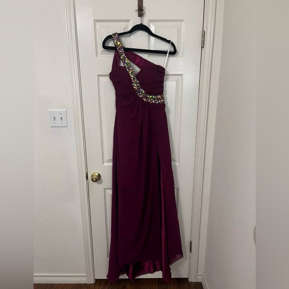 Kasey J Evening Gown with Leg Split (Pantone color) Size 2 - Picture 7 of 8